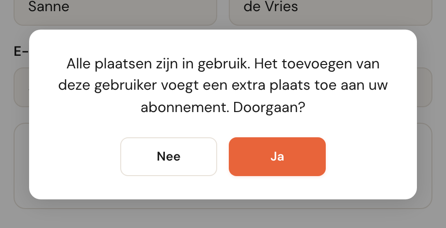 Een bevestigingsvenster dat waarschuwt dat het toevoegen van deze gebruiker een extra plaats aan het abonnement toevoegt.