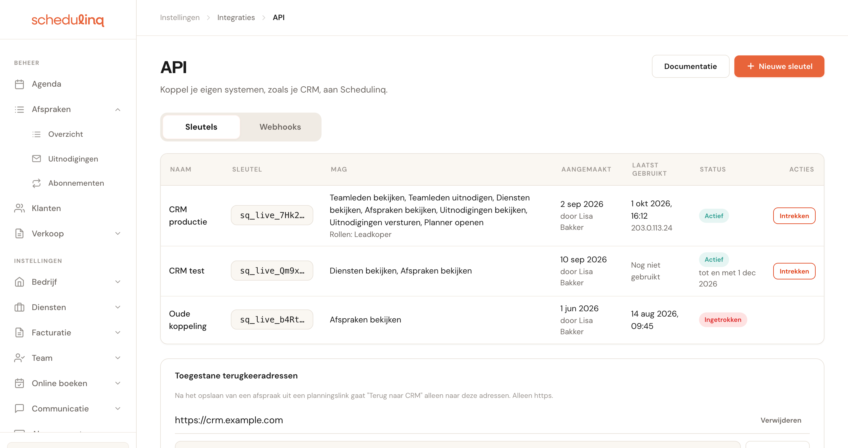 De pagina API onder Integraties met de tabbladen Sleutels en Webhooks, een lijst van drie sleutels met naam, het begin van de sleutel, wat hij mag, aangemaakt, laatst gebruikt en status, en daaronder de kaart Toegestane terugkeeradressen.