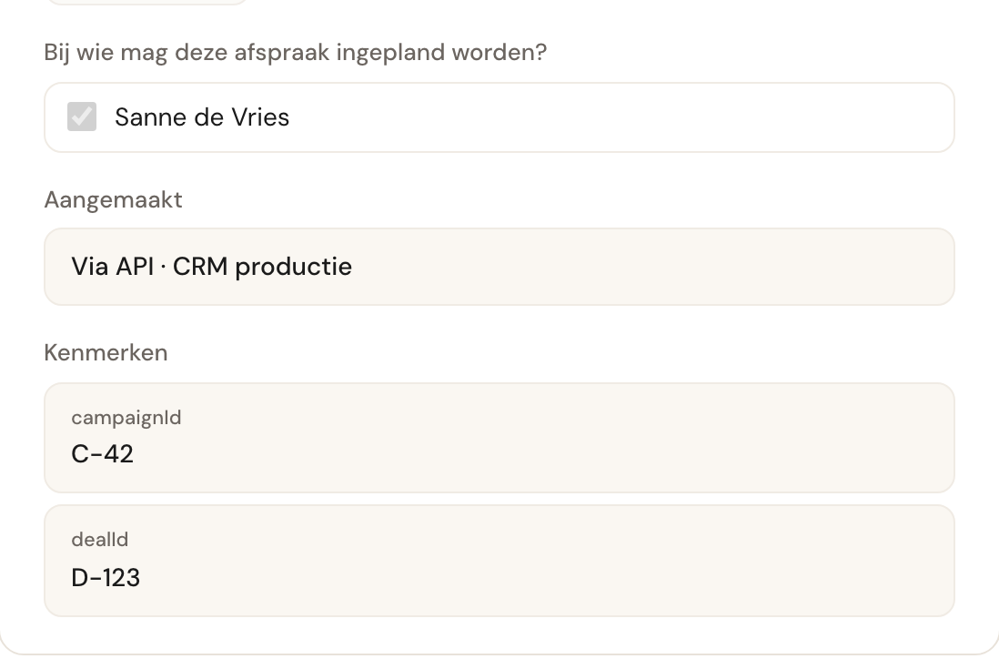 Het onderste deel van een uitnodiging, met Aangemaakt: Via API · CRM productie en daaronder de Kenmerken campaignId C-42 en dealId D-123.