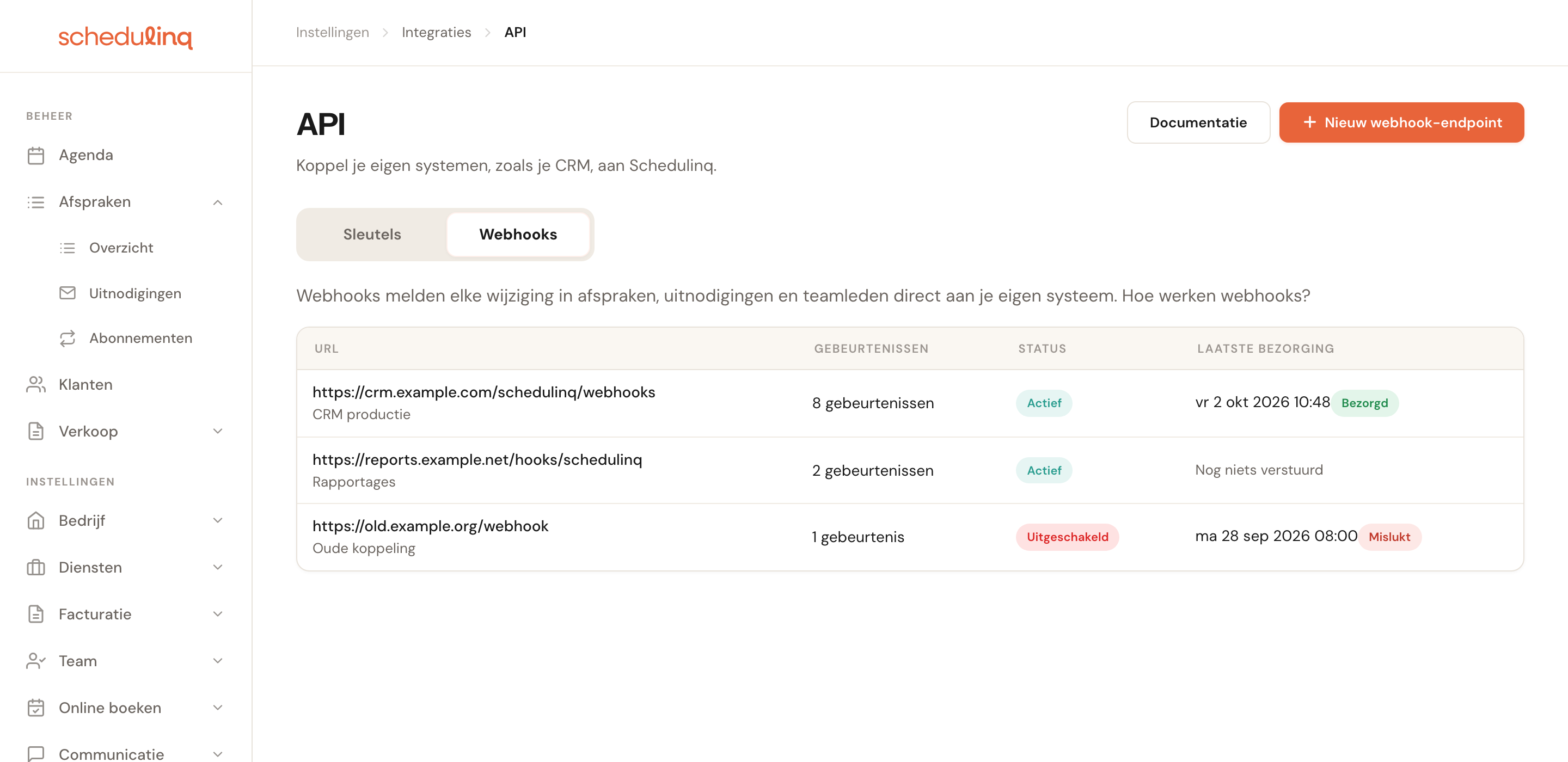 Het tabblad Webhooks met drie endpoints: hun URL en omschrijving, het aantal gebeurtenissen, de laatste bezorging en de status; het onderste is uitgeschakeld.