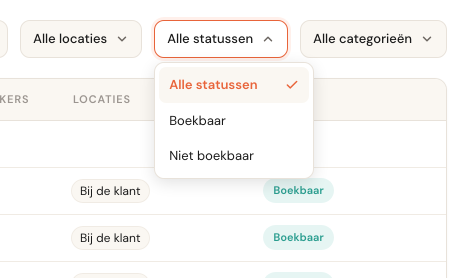 Het statusfilter is uitgeklapt en toont Alle statussen, Boekbaar en Niet boekbaar.
