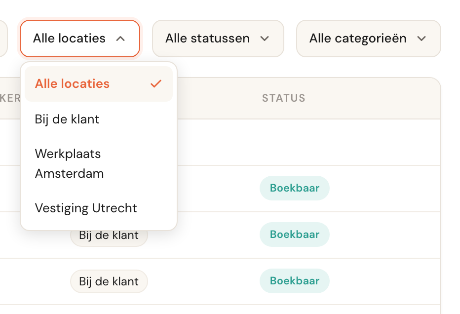 Het locatiefilter is uitgeklapt en toont Alle locaties, Bij de klant, Werkplaats Amsterdam en Vestiging Utrecht.