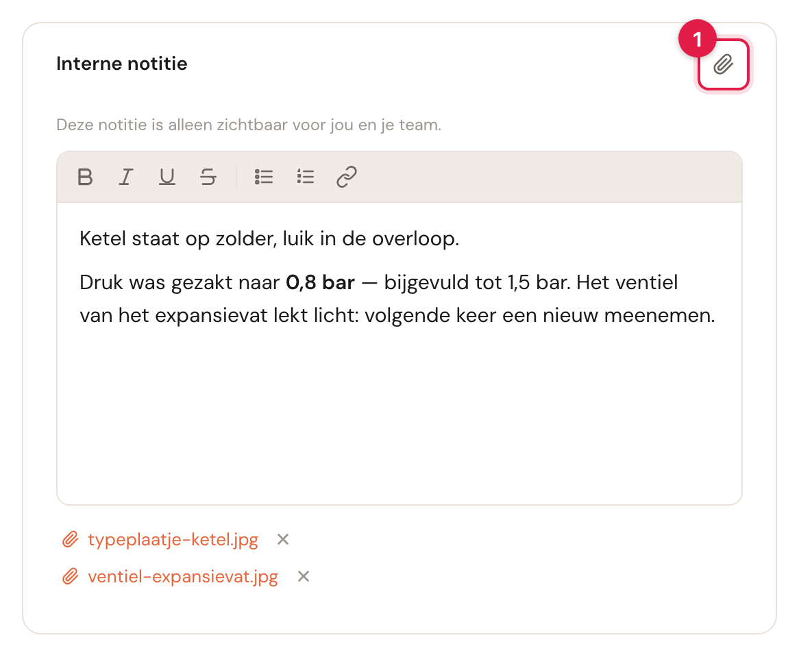 De kaart Interne notitie tijdens het bewerken: de tip Deze notitie is alleen zichtbaar voor jou en je team, het tekstvak met de opmaakknoppen en de notitie, en daaronder twee foto's, elk met een kruisje. De paperclip rechtsboven in de kaart is gemarkeerd met 1.