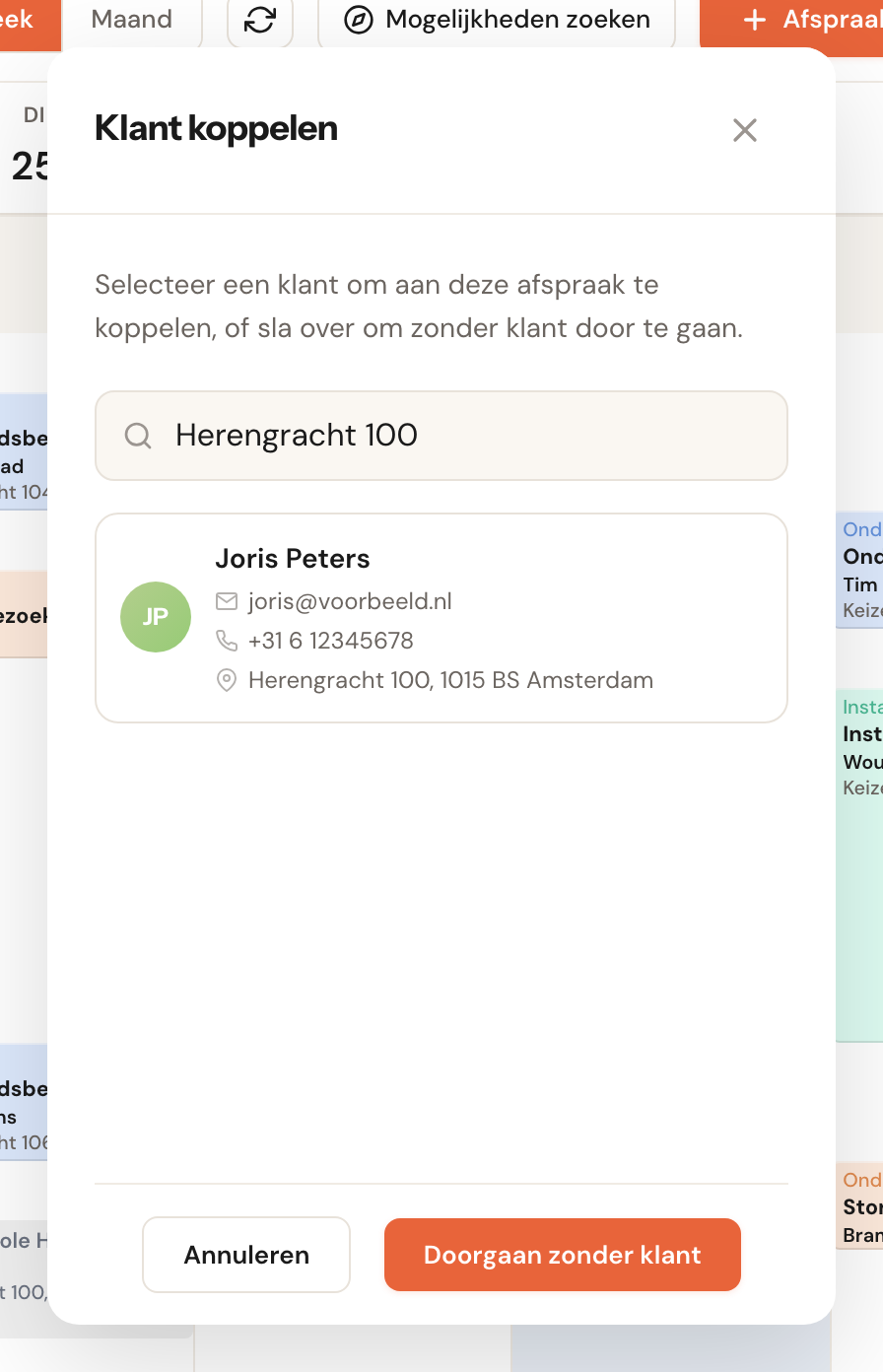 Het venster Klant koppelen met Herengracht 100 in het zoekvak en één resultaat, Joris Peters, met zijn e-mailadres, telefoonnummer en adres Herengracht 100, 1015 BS Amsterdam; onderaan Annuleren en Doorgaan zonder klant.