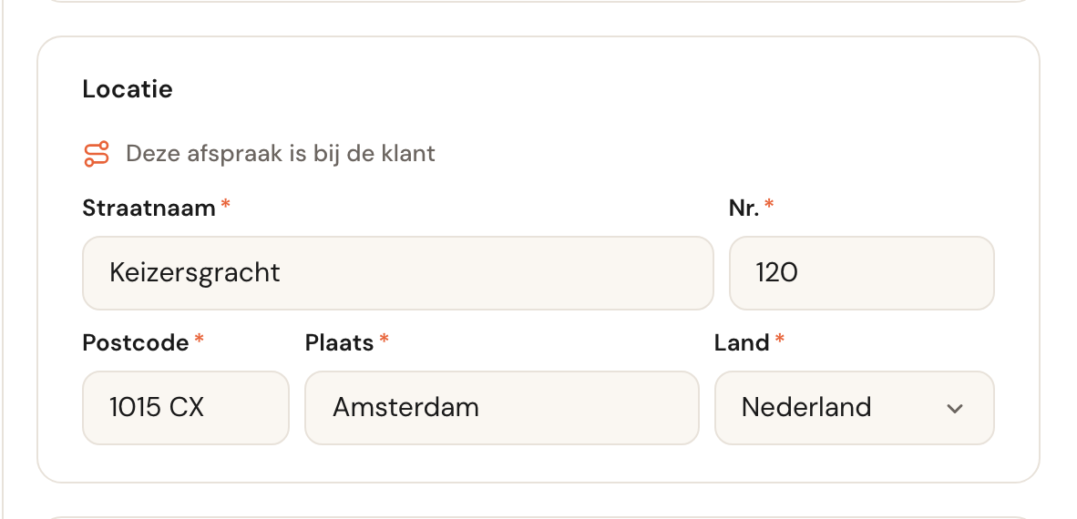 De kaart Locatie met het adres van de klant ingevuld.