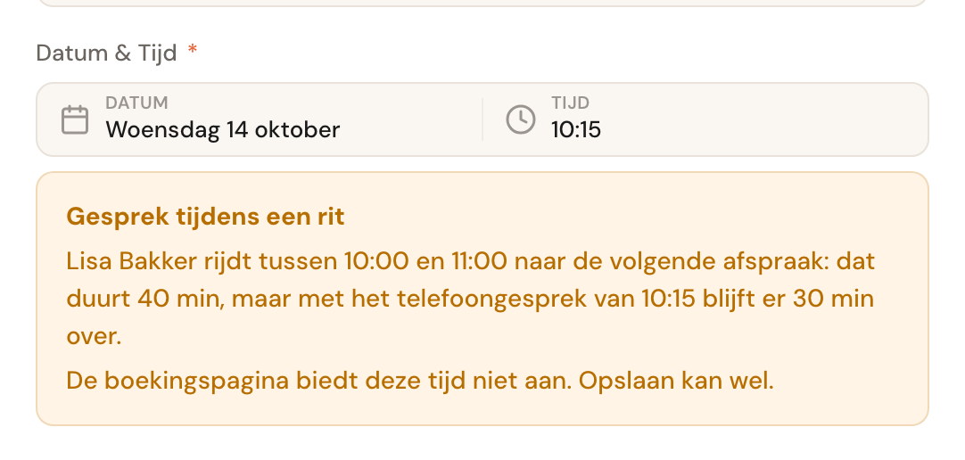 Onder datum en tijd de waarschuwing Gesprek tijdens een rit: Lisa Bakker rijdt tussen 10:00 en 11:00 naar de volgende afspraak, dat duurt 40 min, maar met het telefoongesprek van 10:15 blijft er 30 min over. De boekingspagina biedt deze tijd niet aan. Opslaan kan wel.