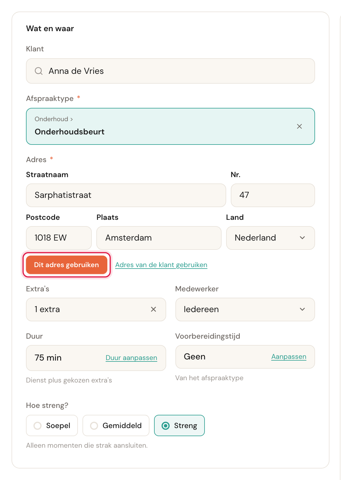 De adresvelden opengeklapt met een ingetypt adres, daaronder de knop Dit adres gebruiken gemarkeerd en de link Adres van de klant gebruiken.