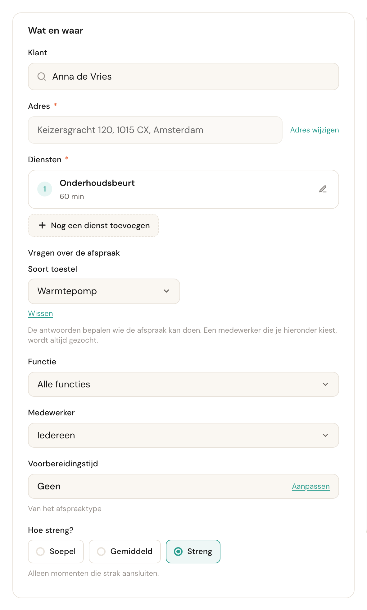 De kaart Wat en waar met onder de dienst Onderhoudsbeurt het blok Vragen over de afspraak: Soort toestel op Warmtepomp, de link Wissen en de uitleg De antwoorden bepalen wie de afspraak kan doen. Een medewerker die je hieronder kiest, wordt altijd gezocht. Daaronder Functie op Alle functies, Medewerker op Iedereen, Voorbereidingstijd en Hoe streng?.