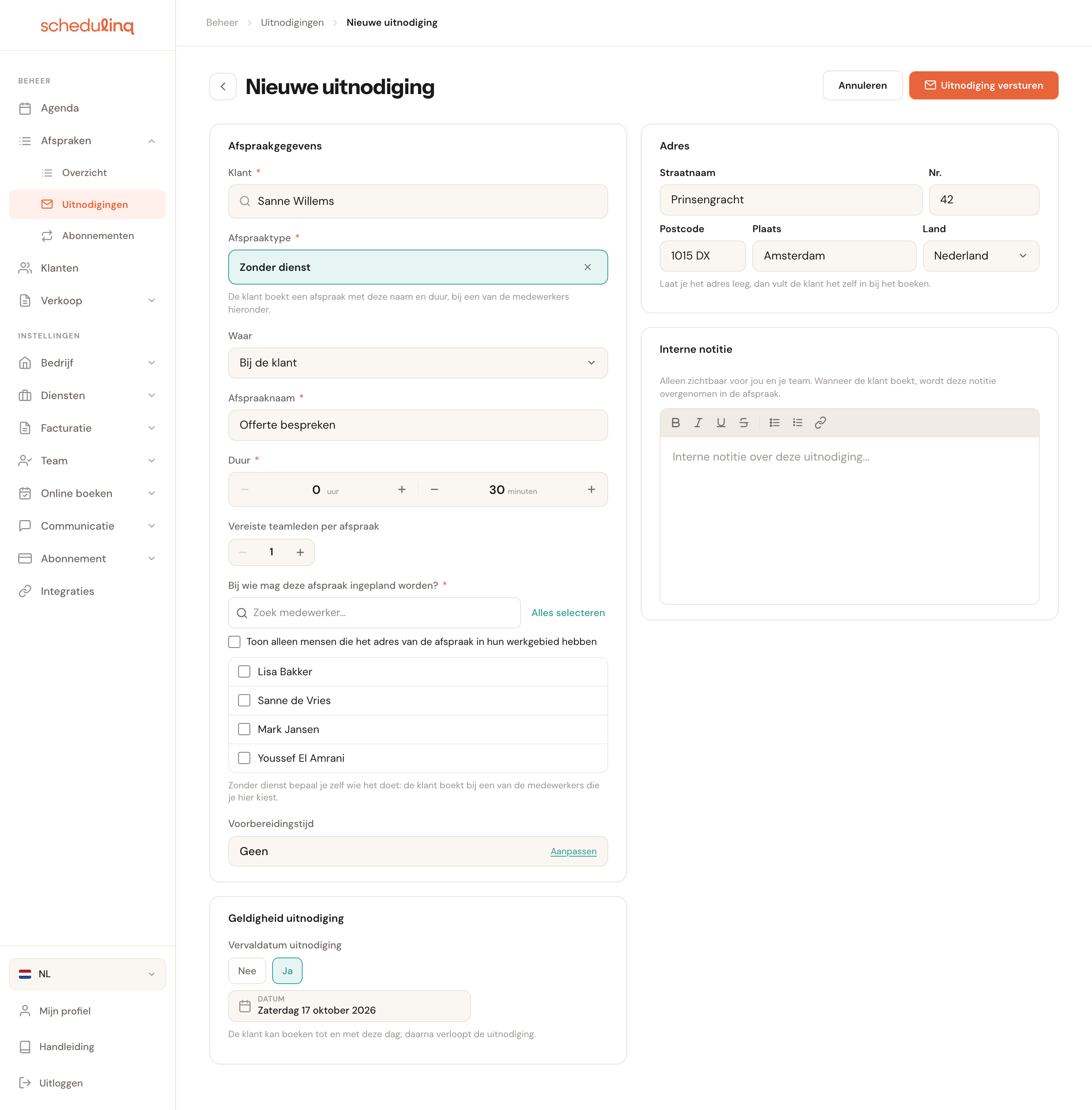 Het formulier Nieuwe uitnodiging met Afspraaktype op Zonder dienst, daaronder Waar op Bij de klant, Afspraaknaam Offerte bespreken, Duur 0 uur 30 minuten, alle vier de medewerkers in de lijst met de uitleg dat je zonder dienst zelf bepaalt wie het doet, en Voorbereidingstijd Geen.
