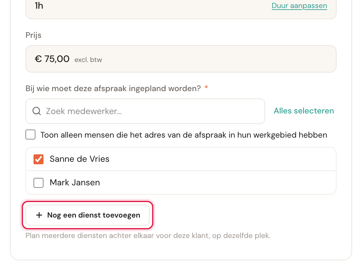 Onderaan de kaart Afspraakgegevens, onder de lijst met medewerkers waarin Sanne de Vries is aangevinkt, de knop Nog een dienst toevoegen gemarkeerd.