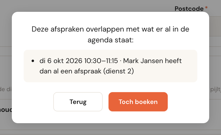 Het venster Deze afspraken overlappen met wat er al in de agenda staat, met één regel: di 6 okt 2026 10:30–11:15, Mark Jansen heeft dan al een afspraak (dienst 2), en de knoppen Terug en Toch boeken.