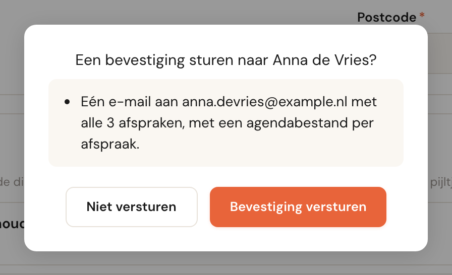 Het venster Een bevestiging sturen naar Anna de Vries?, met: Eén e-mail aan anna.devries@example.nl met alle 3 afspraken, met een agendabestand per afspraak, en de knoppen Niet versturen en Bevestiging versturen.