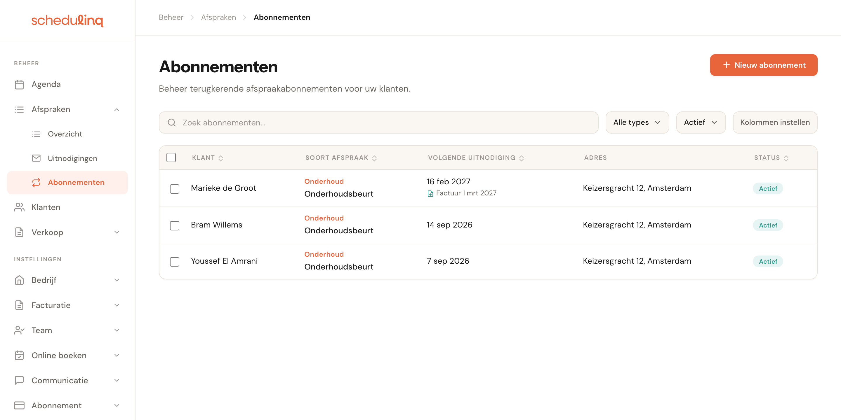 Het overzicht Abonnementen met vier abonnementen, hun volgende uitnodigingsdatum en status.