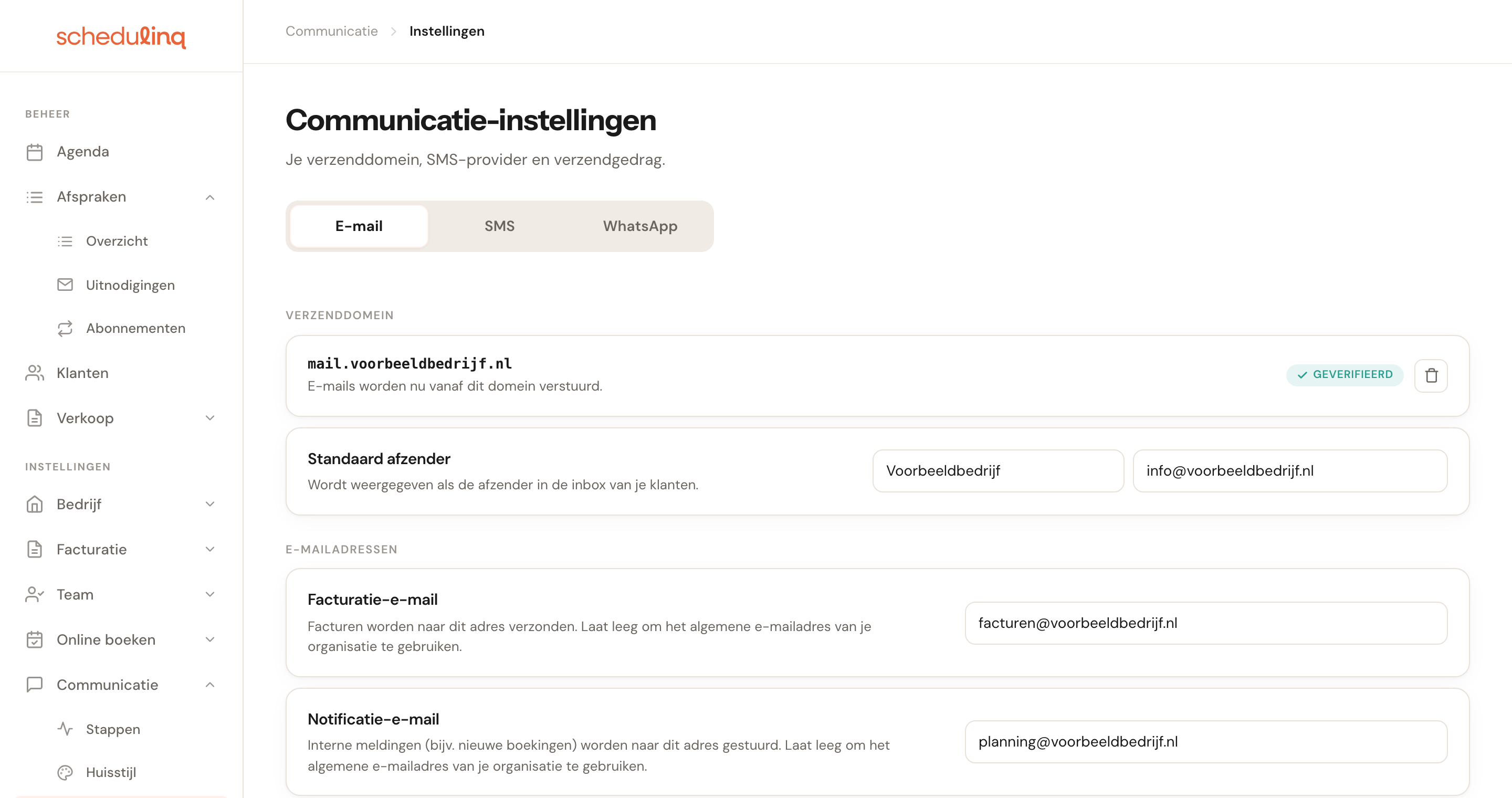 De pagina Communicatie-instellingen met de tabbladen E-mail, SMS en WhatsApp, een geverifieerd verzenddomein en de kaart Standaard afzender.