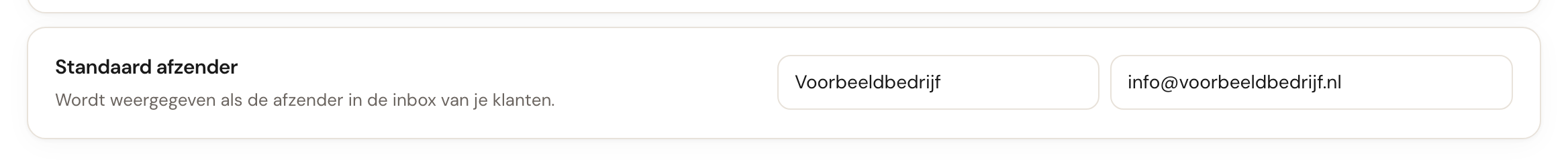 De kaart Standaard afzender met een veld voor de afzendernaam en een veld voor het reply-to-adres.