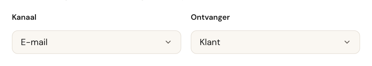 De velden Kanaal en Ontvanger naast elkaar, met E-mail en Klant geselecteerd.