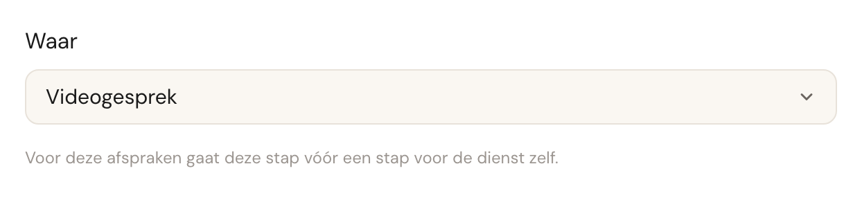 De sectie Waar in de stapeditor, met Videogesprek gekozen en daaronder de uitleg: Voor deze afspraken gaat deze stap vóór een stap voor de dienst zelf.
