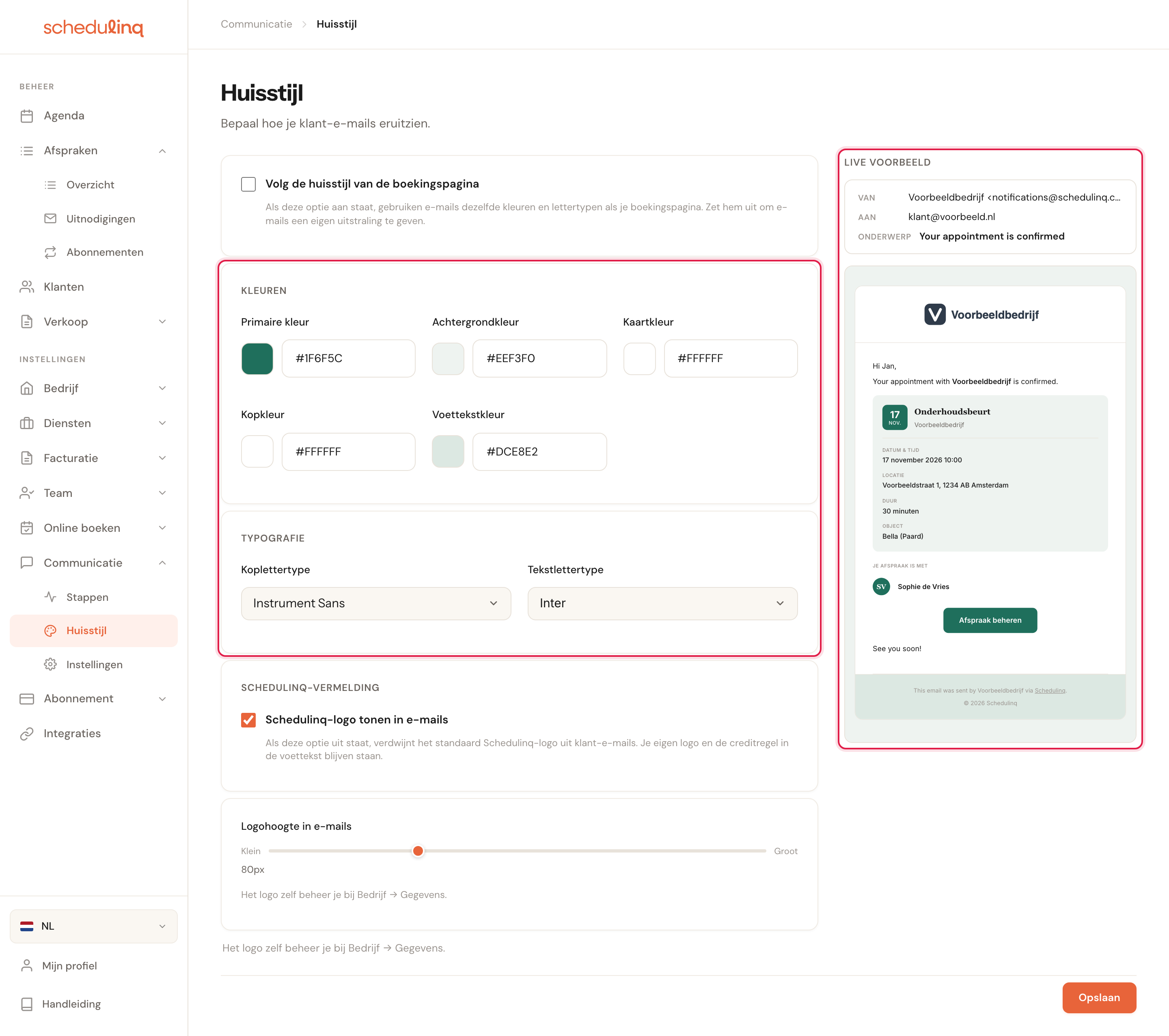 Dezelfde pagina met Volg de huisstijl van de boekingspagina uitgevinkt: het blok Kleuren met een groene primaire kleur, een lichtgroene achtergrond, een witte kaart- en kopkleur en een lichtgroene voettekstkleur, Typografie met Inter als tekstlettertype, en het voorbeeld in het groen met een witte band bovenaan en een groene band onderaan. Opslaan is actief.