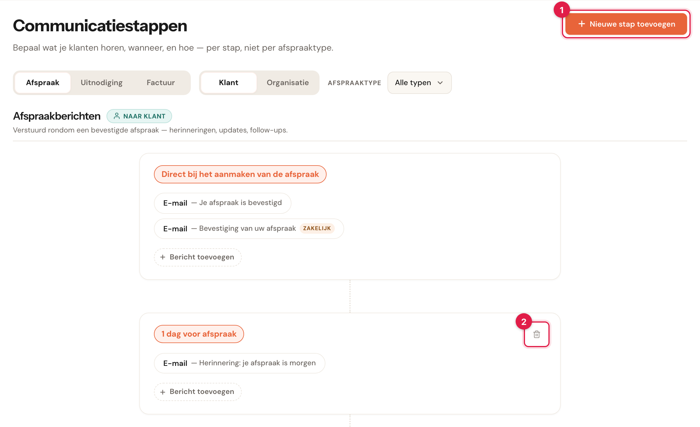De pagina Communicatiestappen: de knop Nieuwe stap toevoegen rechtsboven is gemarkeerd met 1, de prullenbak op de kaart 1 dag voor afspraak met 2.