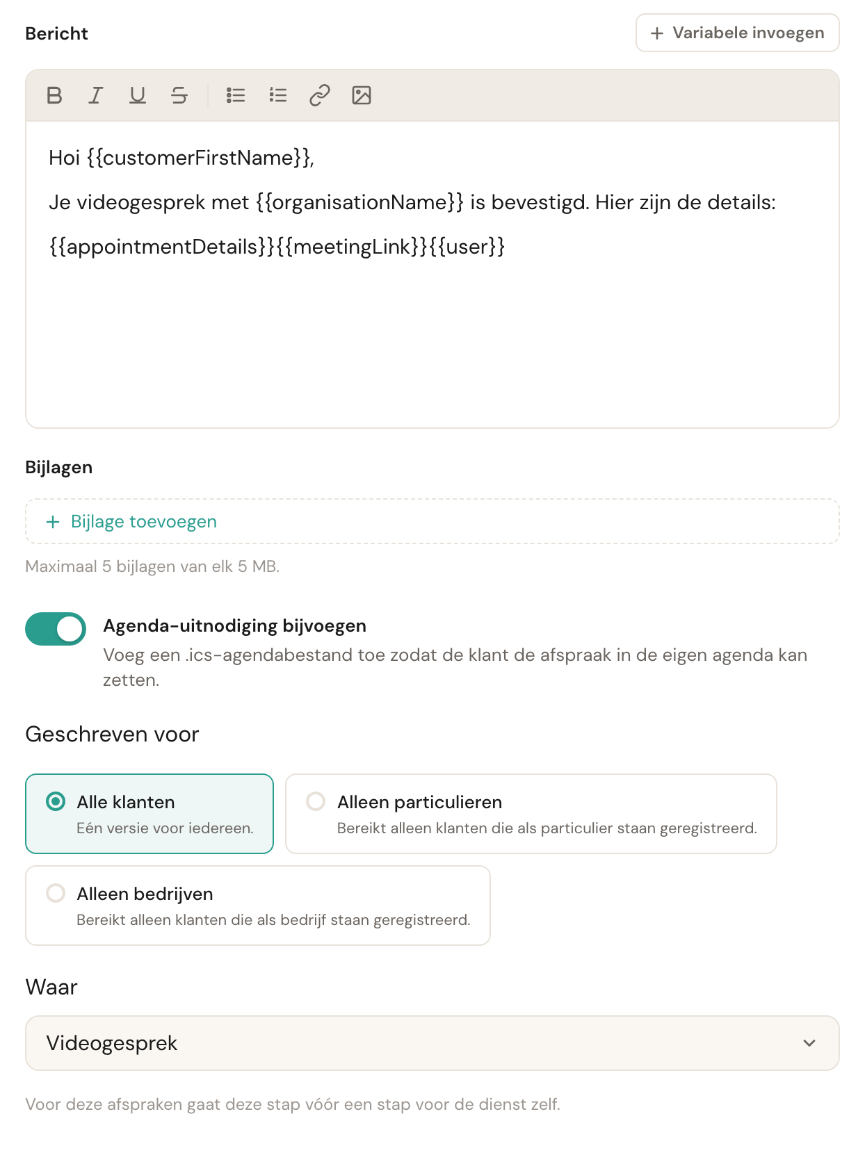 De stapeditor van de bevestiging van een videogesprek: het bericht met {{meetingLink}} na {{appointmentDetails}}, daaronder de bijlagen, de agenda-uitnodiging, Geschreven voor op Alle klanten en Waar op Videogesprek met de uitleg dat deze stap vóór een stap voor de dienst zelf gaat.