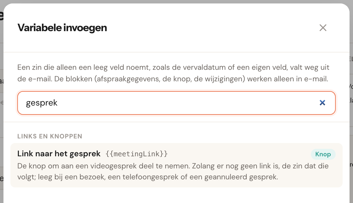 Het venster Variabele invoegen, gezocht op gesprek: onder Links en knoppen de variabele Link naar het gesprek, {{meetingLink}}, met het label Knop en de uitleg dat het de knop is om aan een videogesprek deel te nemen, dat er zolang er geen link is een zin staat dat die volgt, en dat hij leeg is bij een bezoek, een telefoongesprek of een geannuleerd gesprek.