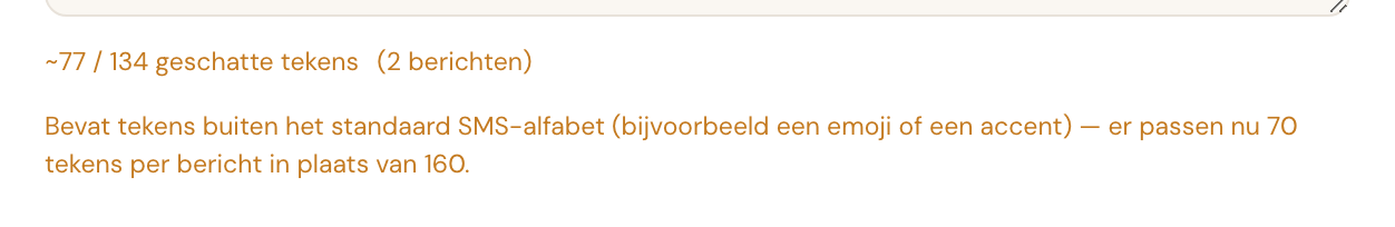De teller staat op ~77 / 134 geschatte tekens (2 berichten), met eronder de melding dat de tekst tekens buiten het standaard SMS-alfabet bevat en er nu 70 tekens per bericht passen in plaats van 160.