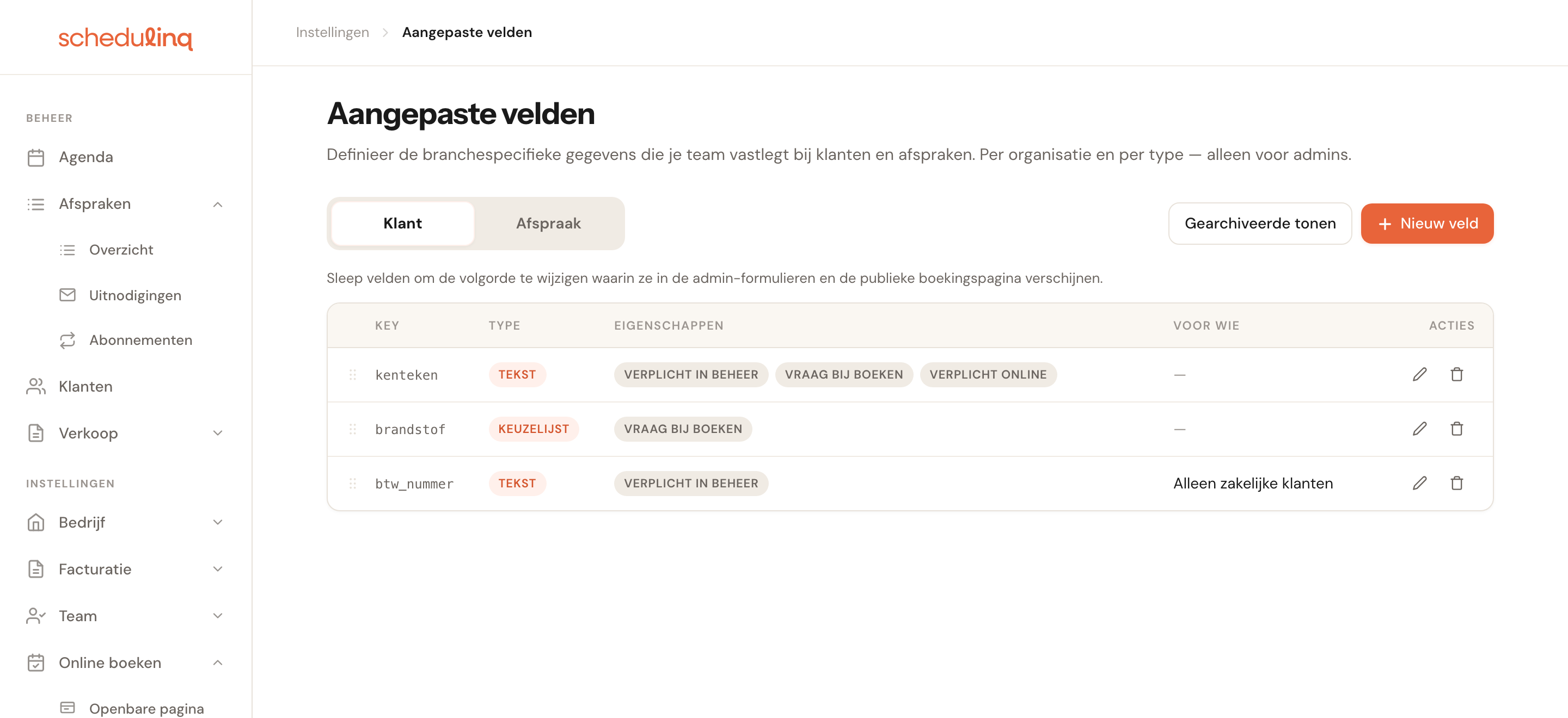 Het overzicht Aangepaste velden met drie klantvelden en hun eigenschappen.