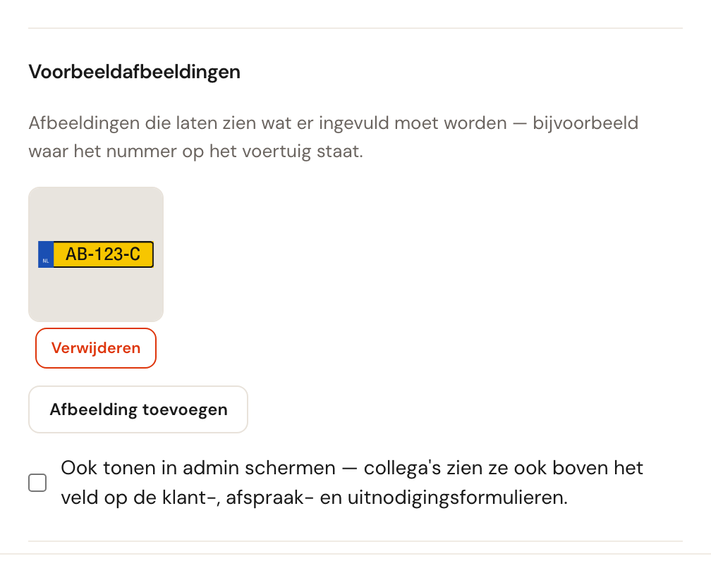 Het blok Voorbeeldafbeeldingen met één toegevoegde foto van een kenteken, de knop Verwijderen eronder, de knop Afbeelding toevoegen en daaronder het vakje Ook tonen in admin schermen.