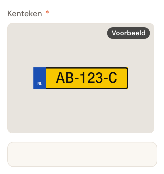 Het veld Kenteken op het klantformulier, met daarboven een tegel met de voorbeeldfoto en het label Voorbeeld.