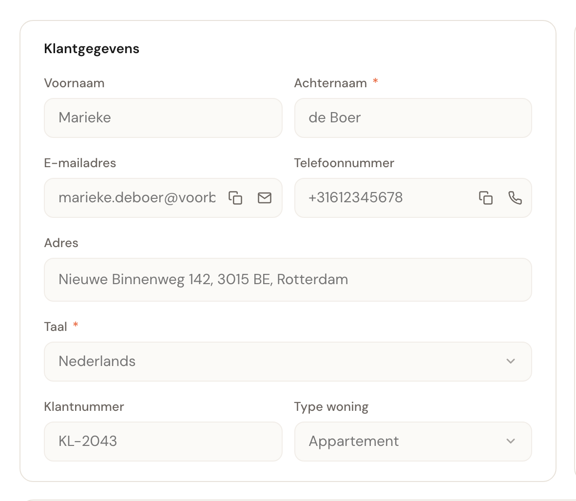 Het blok Klantgegevens met naam, e-mailadres, telefoonnummer, adres, taal en twee eigen velden.