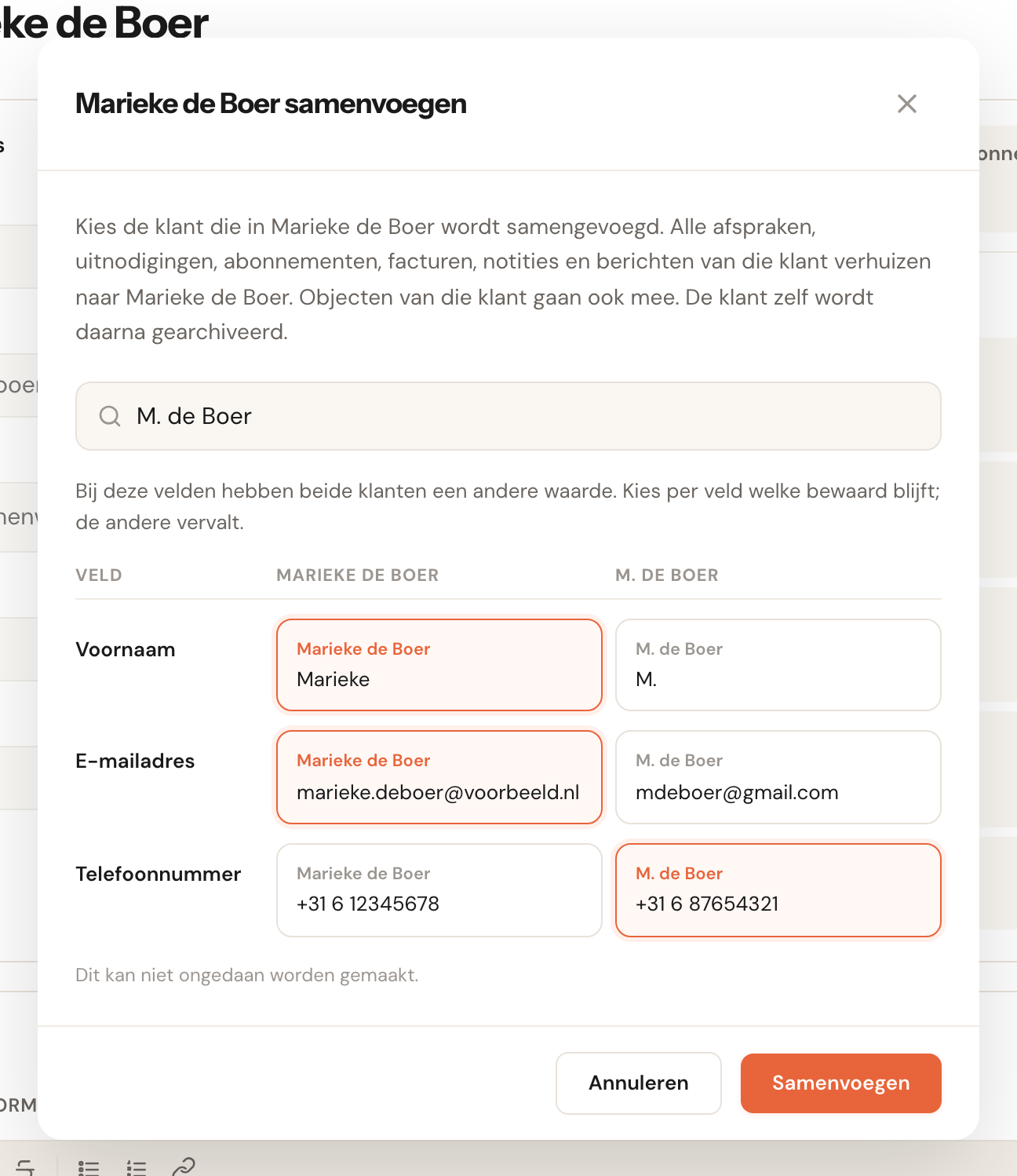 De vergelijkingstabel met per veld twee kaarten naast elkaar: bij Voornaam en E-mailadres is de waarde van Marieke de Boer gekozen, bij Telefoonnummer die van M. de Boer.