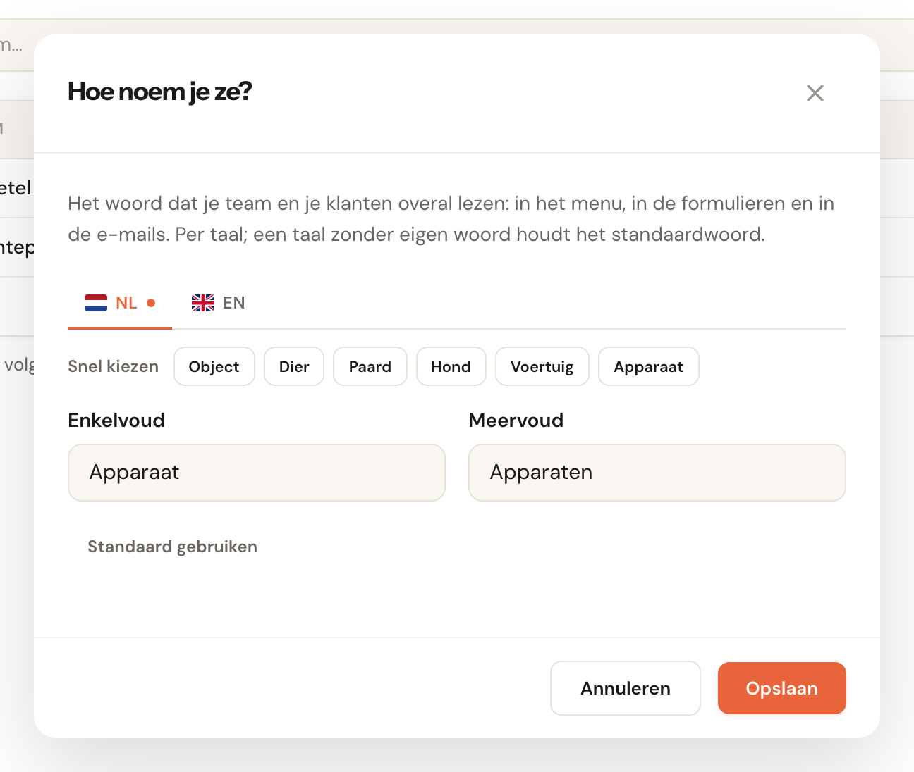 Het venster Hoe noem je ze? met een korte uitleg, tabbladen NL en EN, de knoppen onder Snel kiezen, en de velden Enkelvoud en Meervoud ingevuld met Apparaat en Apparaten, met onderaan Annuleren en Opslaan.