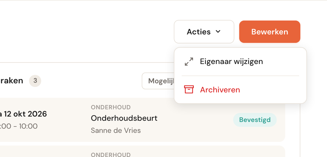 Het menu Acties met Eigenaar wijzigen en Archiveren.