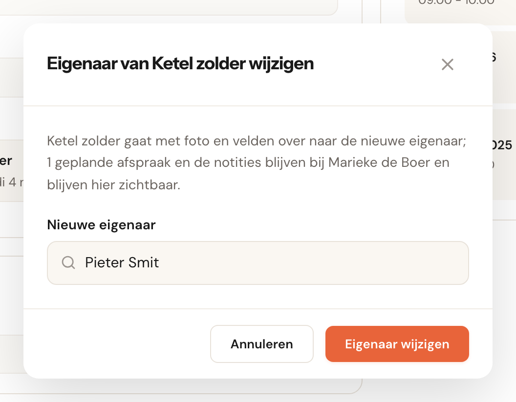 Het venster Eigenaar van Ketel zolder wijzigen met de uitleg dat 1 geplande afspraak en de notities bij Marieke de Boer blijven, en het veld Nieuwe eigenaar met Pieter Smit.