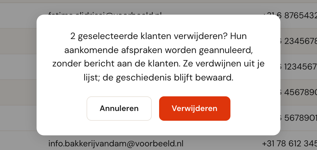 De vraag 2 geselecteerde klanten verwijderen? Hun aankomende afspraken worden geannuleerd, zonder bericht aan de klanten. Ze verdwijnen uit je lijst; de geschiedenis blijft bewaard. Met de knoppen Annuleren en Verwijderen.
