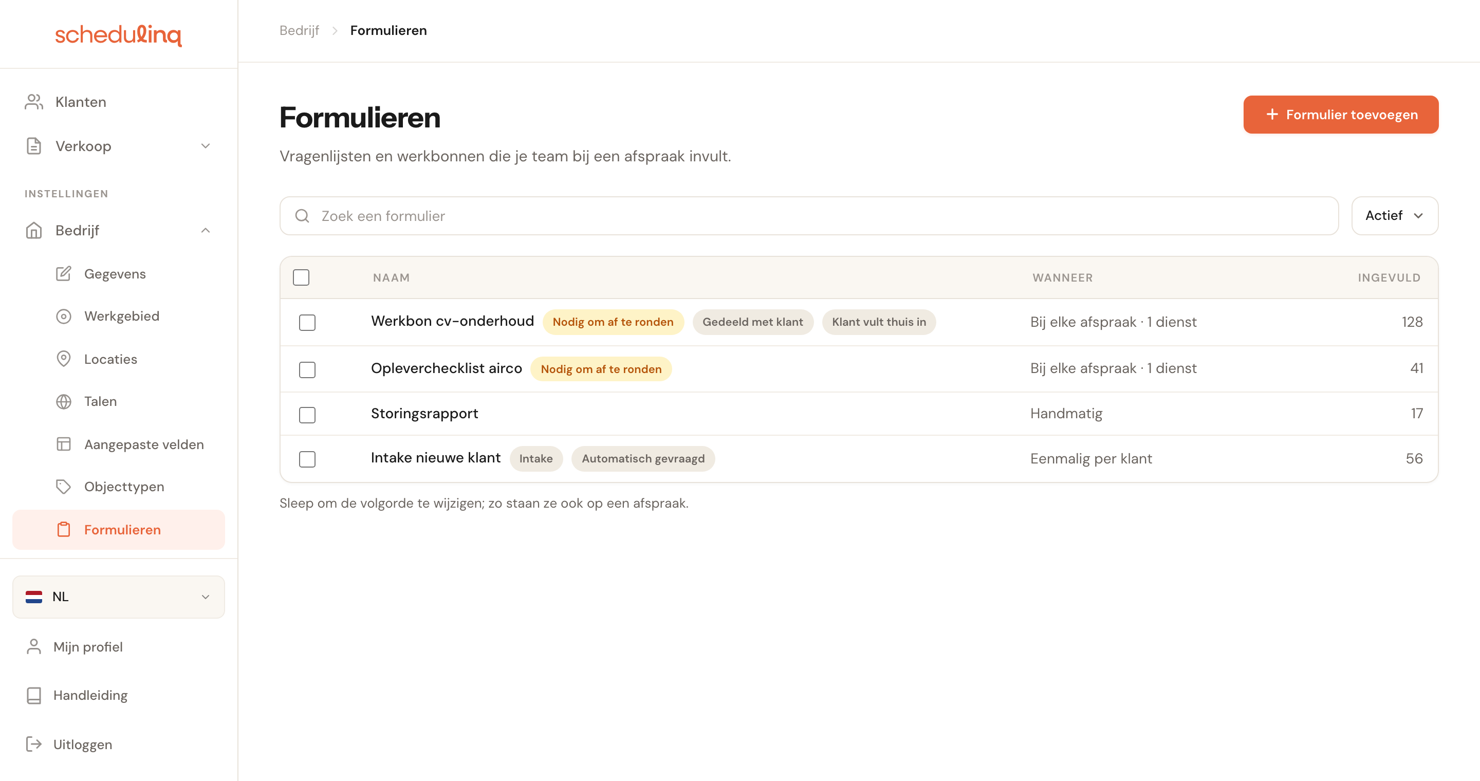 Bedrijf, Formulieren: het overzicht met een zoekveld, het filter Actief en een tabel met vier formulieren en hun labels, de kolommen Naam, Wanneer en Ingevuld, en onder de tabel Sleep om de volgorde te wijzigen; zo staan ze ook op een afspraak.