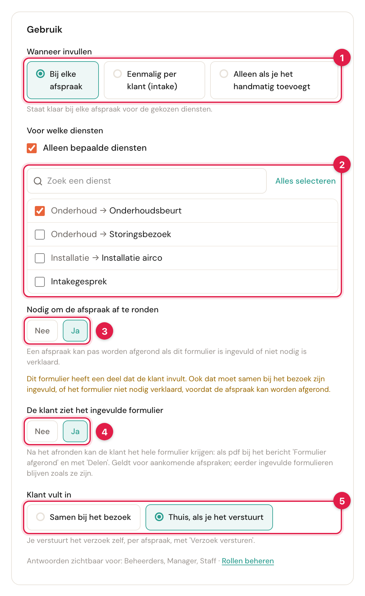 De kaart Gebruik tijdens het bewerken, genummerd: 1 Wanneer invullen met Bij elke afspraak gekozen, 2 de lijst met diensten waarin Onderhoud, Onderhoudsbeurt is aangevinkt, 3 Nodig om de afspraak af te ronden op Ja met een waarschuwing over het deel van de klant, 4 De klant ziet het ingevulde formulier op Ja, 5 Klant vult in met Thuis, als je het verstuurt gekozen. Onderaan Antwoorden zichtbaar voor: Beheerders, Manager, Staff, Rollen beheren.
