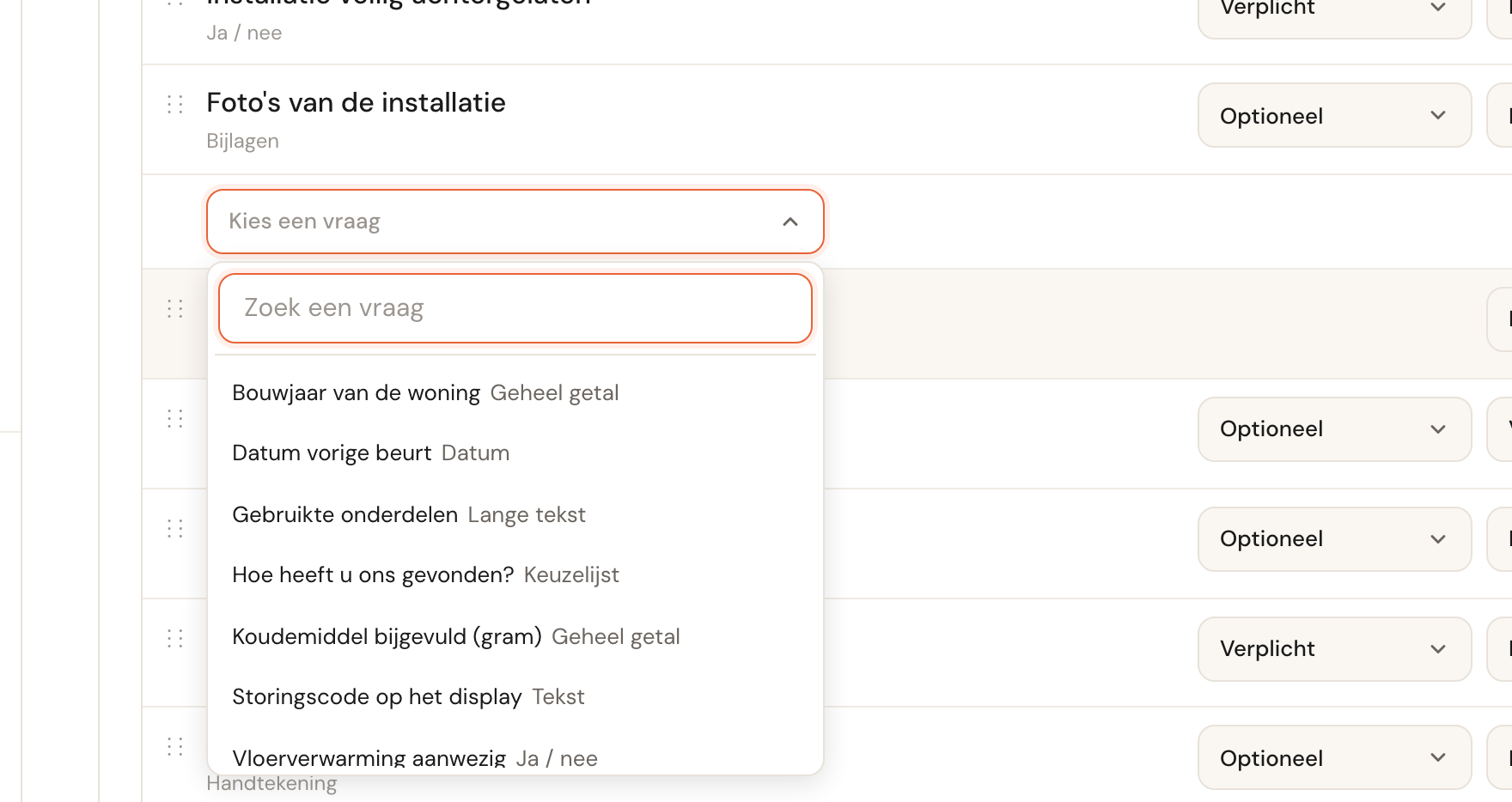 Onder de sectie is Vraag toevoegen een uitklaplijst geworden, Kies een vraag, met een zoekveld en de vragen die nog niet op het formulier staan, elk met hun type: Bouwjaar van de woning (Geheel getal), Datum vorige beurt (Datum), Gebruikte onderdelen (Lange tekst), Hoe heeft u ons gevonden? (Keuzelijst) en meer.