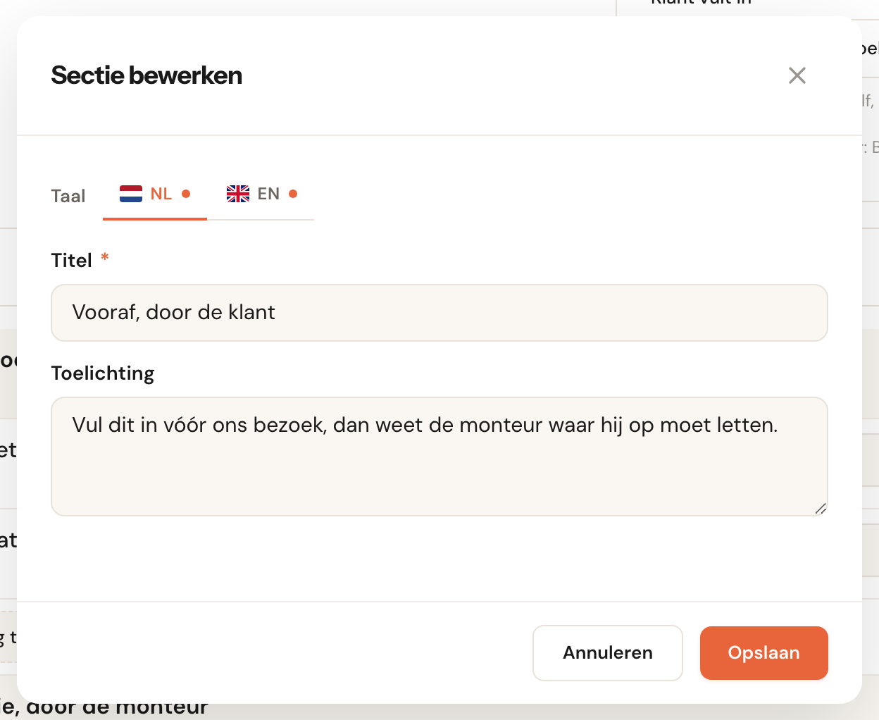 Het venster Sectie bewerken met de taaltabs NL en EN, het veld Titel met Vooraf, door de klant, en het veld Toelichting met Vul dit in vóór ons bezoek, dan weet de monteur waar hij op moet letten.