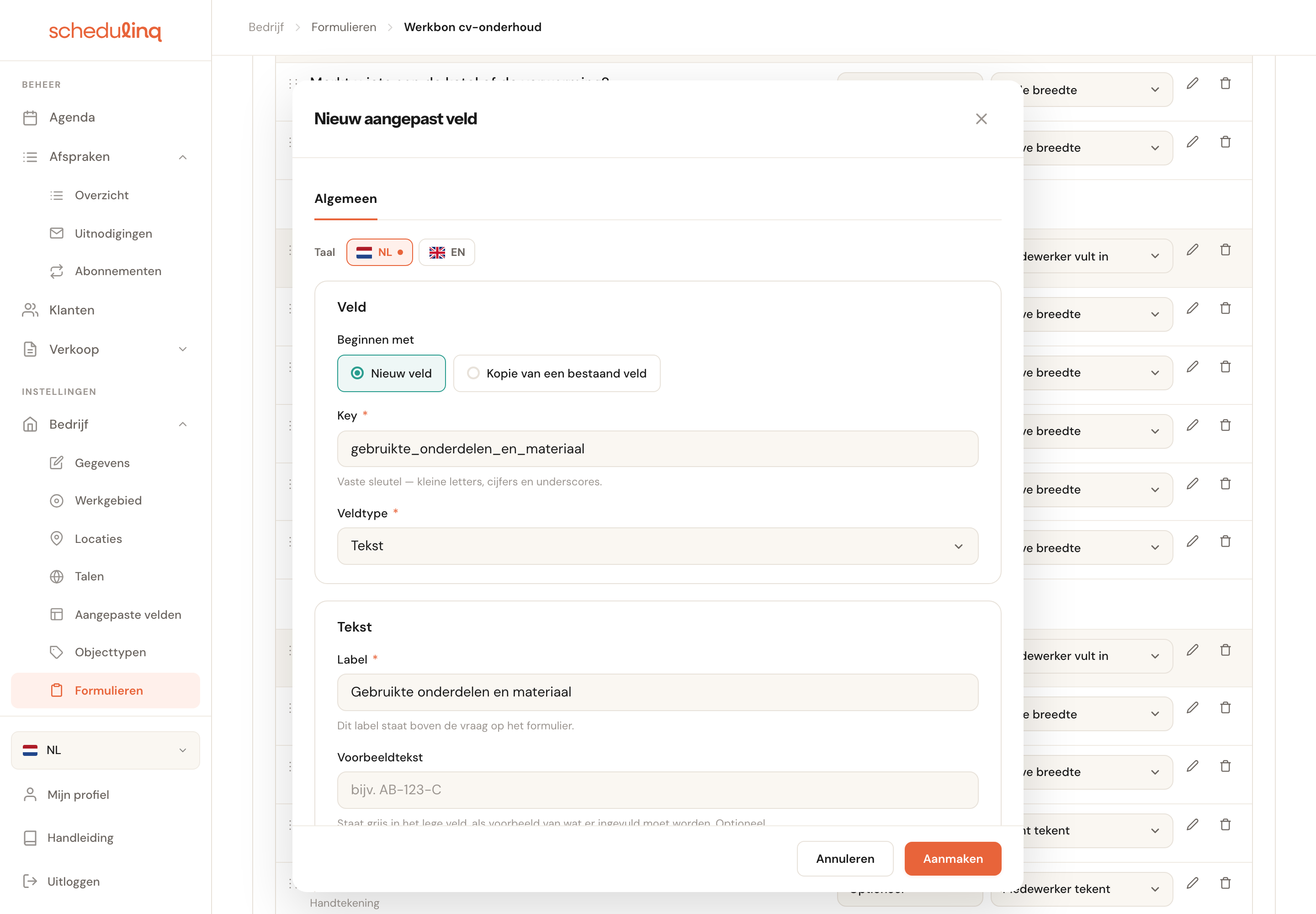 Het venster Nieuw aangepast veld boven de formulierpagina: de taalkeuze NL en EN, de kaart Veld met Beginnen met (Nieuw veld gekozen, of Kopie van een bestaand veld), Key gebruikte_onderdelen_en_materiaal en Veldtype Tekst, en de kaart Tekst met het Label Gebruikte onderdelen en materiaal en de uitleg Dit label staat boven de vraag op het formulier.