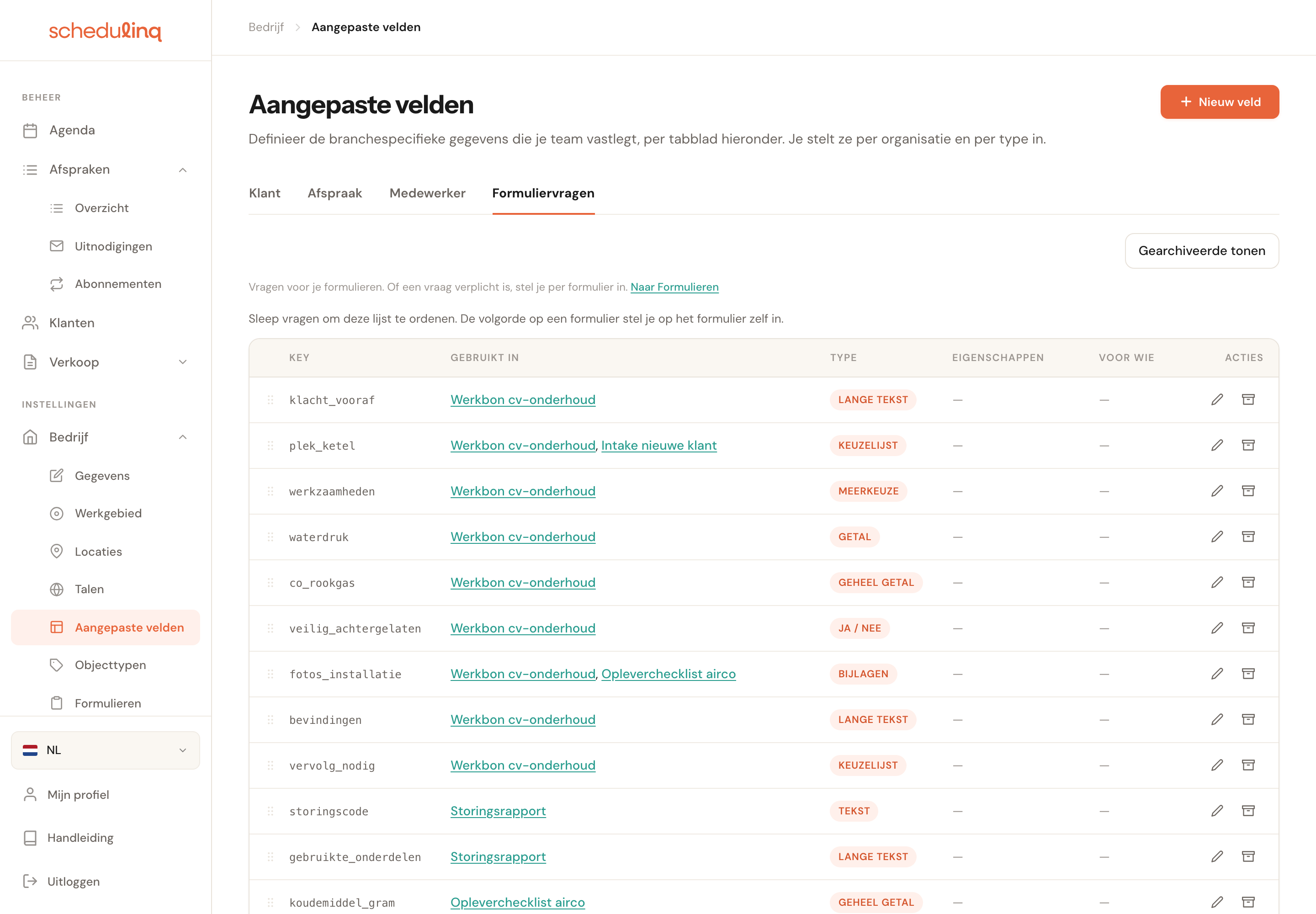 Bedrijf, Aangepaste velden, het tabblad Formuliervragen: de uitleg Vragen voor je formulieren. Of een vraag verplicht is, stel je per formulier in. Naar Formulieren, en een tabel met de kolommen Key, Gebruikt in, Type, Eigenschappen, Voor wie en Acties. Bij plek_ketel staat Gebruikt in: Werkbon cv-onderhoud, Intake nieuwe klant.