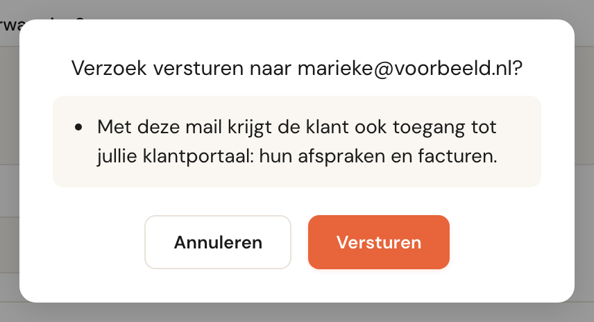 De vraag Verzoek versturen naar marieke@voorbeeld.nl? met de opmerking Met deze mail krijgt de klant ook toegang tot jullie klantportaal: hun afspraken en facturen., en de knoppen Annuleren en Versturen.