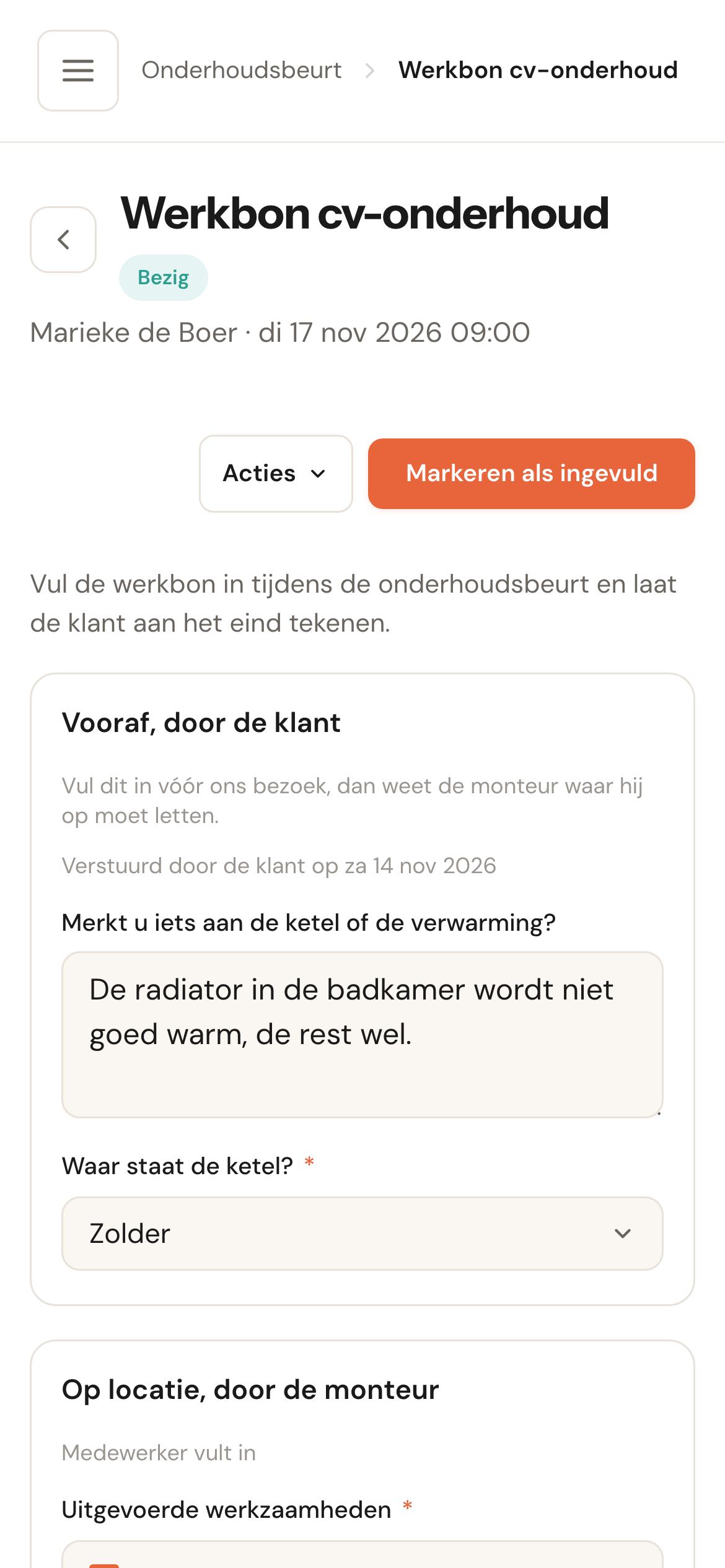 De werkbon op een telefoon: de titel met Bezig, de knoppen Acties en Markeren als ingevuld, de introductie en de sectie Vooraf, door de klant met de antwoorden van de klant.