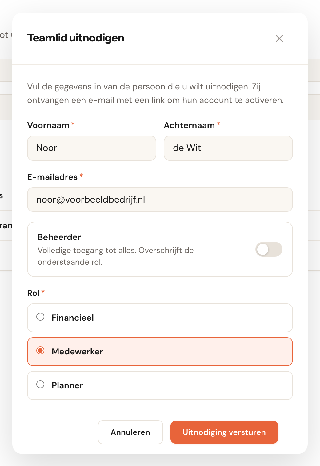 Het venster Teamlid uitnodigen met voornaam, achternaam, e-mailadres, de checkbox Beheerder en de rollenlijst.