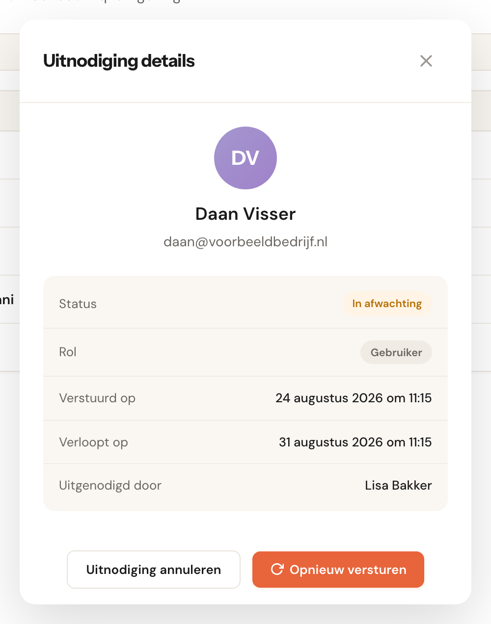 Het venster Uitnodiging details met status, rol, verstuurd op, verloopt op en de knoppen Uitnodiging annuleren en Opnieuw versturen.