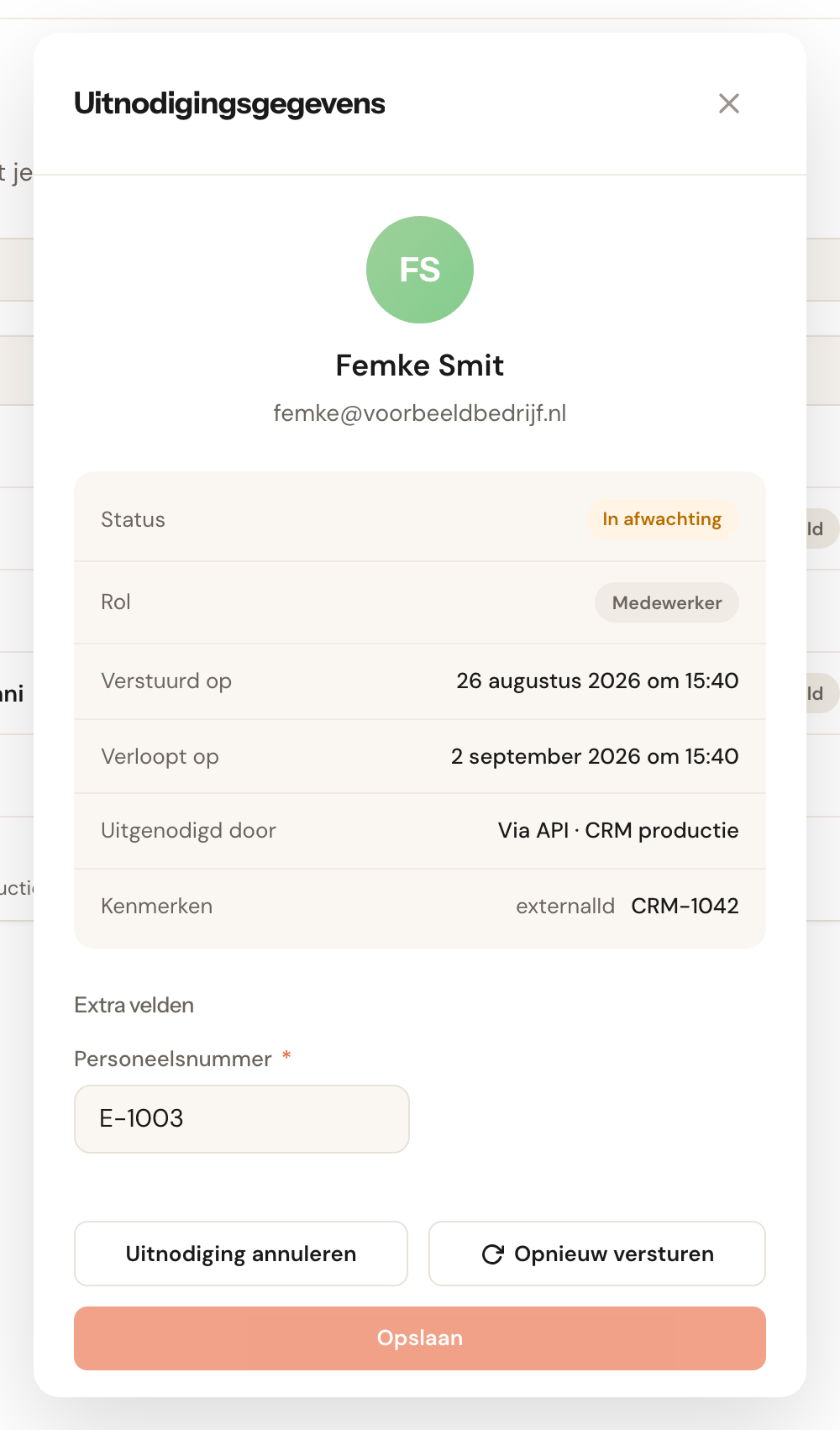 Het venster van een openstaande uitnodiging die je CRM maakte: Uitgenodigd door Via API · CRM productie, het extra veld Personeelsnummer en het kenmerk externalId.