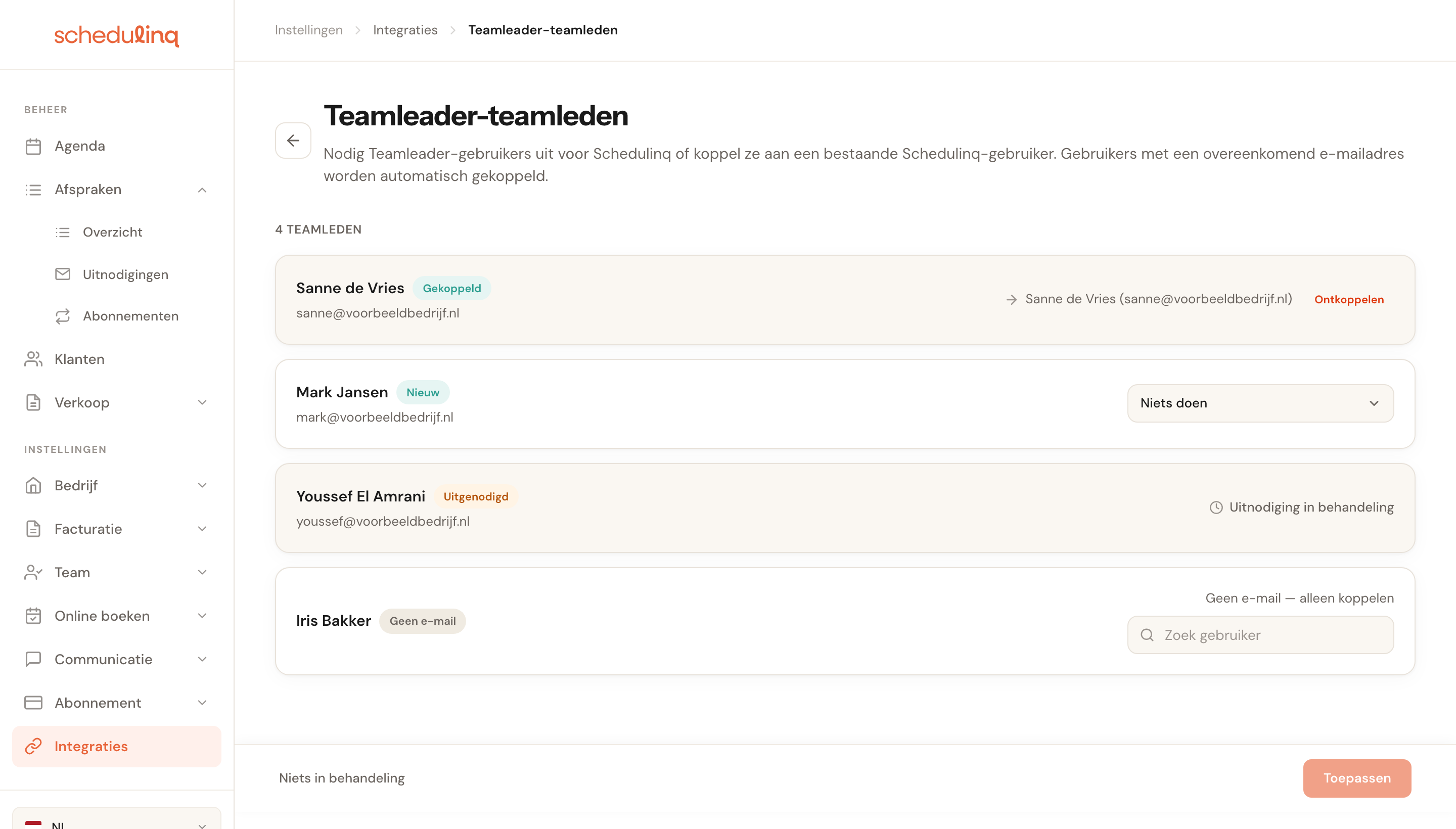 Het scherm Teamleader-teamleden met vier rijen in de statussen Gekoppeld, Nieuw, Uitgenodigd en Geen e-mail.