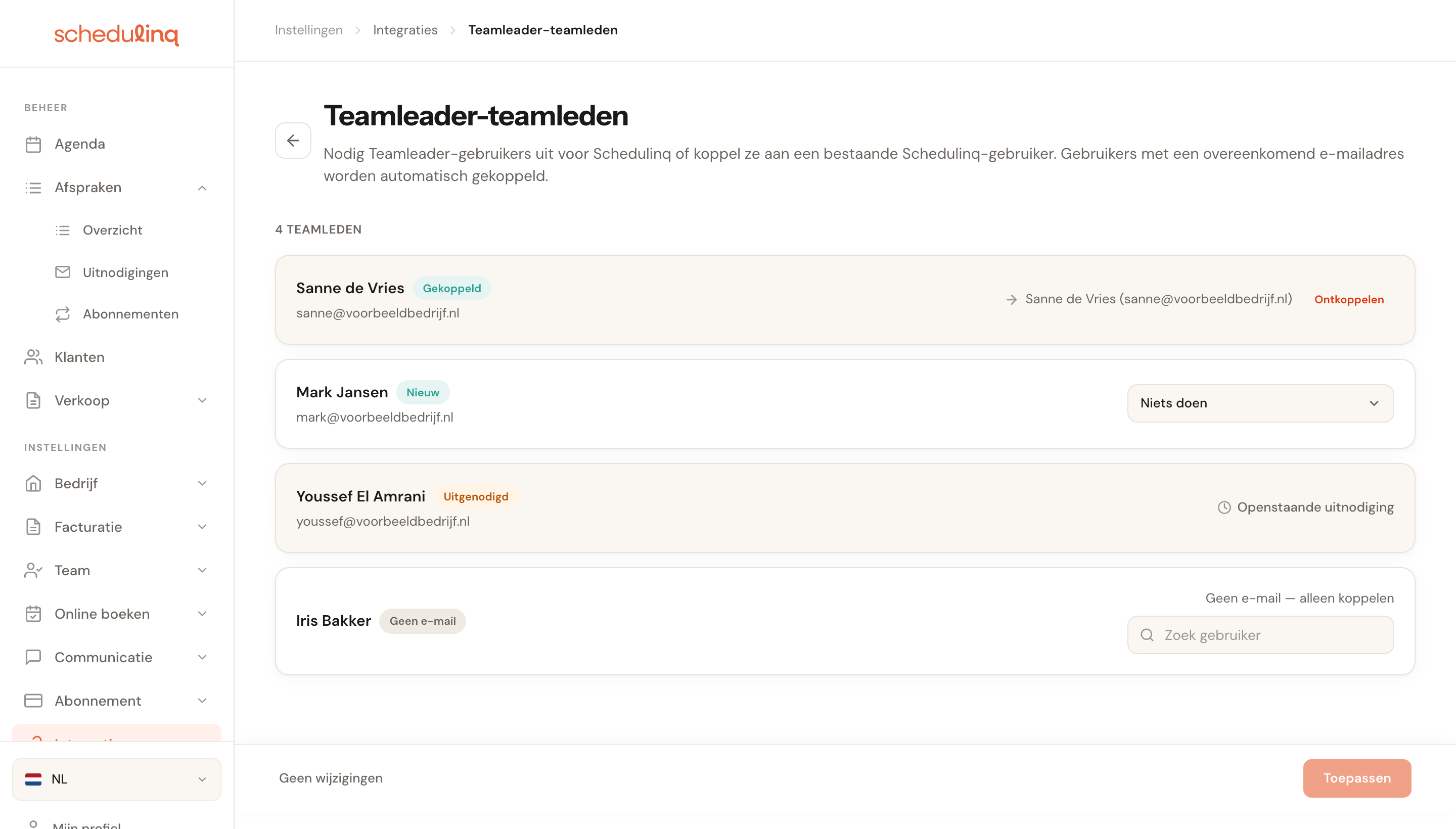 Het scherm Teamleader-teamleden met vier rijen in de statussen Gekoppeld, Nieuw, Uitgenodigd en Geen e-mail.