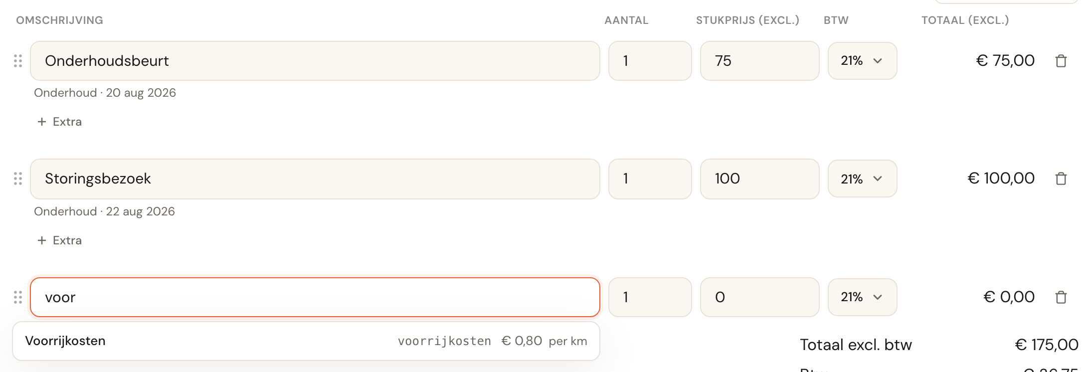De factuurregels met twee afspraken en daaronder een lege regel waarin 'voor' is getypt, met eronder de suggestie Voorrijkosten met code voorrijkosten en het tarief 0,80 per km.
