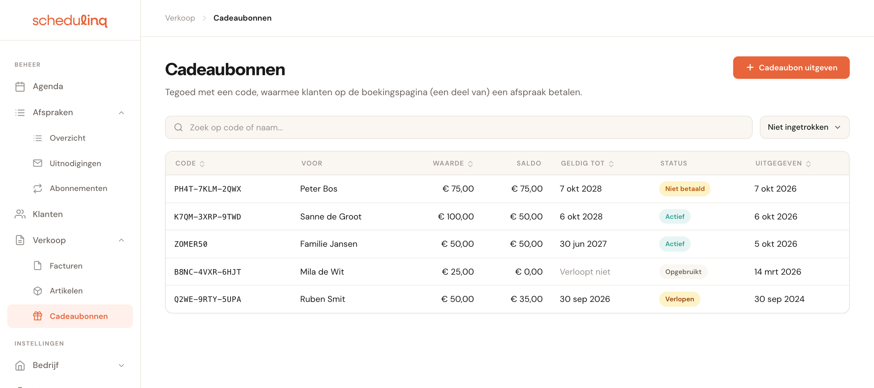 Het overzicht Cadeaubonnen met vijf bonnen: PH4T-7KLM-2QWX voor Peter Bos met de status Niet betaald, K7QM-3XRP-9TWD voor Sanne de Groot van € 100,00 met nog € 50,00 saldo en de status Actief, ZOMER50 Actief, B8NC-4VXR-6HJT Opgebruikt en Q2WE-9RTY-5UPA Verlopen.